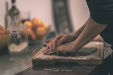 Erkek mutfak yapma Gingerbread çerezleri eller