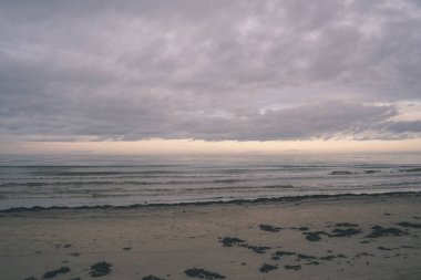 boş deniz plaj kum tepeleri ve güzel gökyüzü