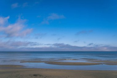 boş deniz plaj kum tepeleri ve güzel gökyüzü