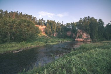 nehir, Amata Letonya ile kumtaşı kayalıklarla, yeşil yapraklar yaz aylarında su akışı