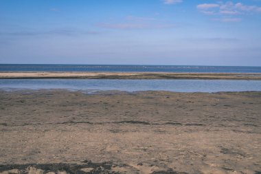 boş deniz plaj kum tepeleri ve güzel gökyüzü