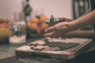 Erkek mutfak yapma Gingerbread çerezleri eller