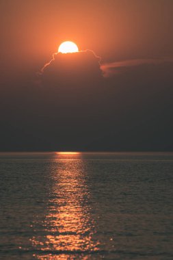 renkli dramatik turuncu günbatımı sakin deniz üzerinde dramatik gökyüzü ile yaz aylarında