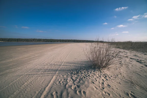空旷的海滨海滩 沙丘和美丽的天空 — 图库照片