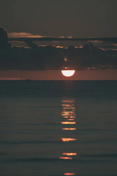 Pôr Sol Colorido Sobre Mar Com Céu Dramático — Fotografia de Stock