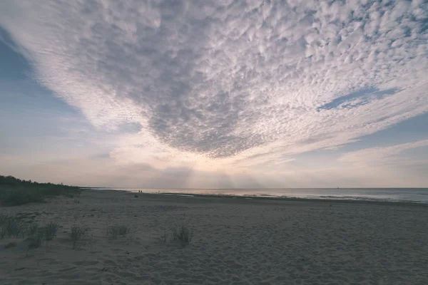 Cloudscape Piękne Zachodzie Słońca Nad Wody Spokojne Morze — Zdjęcie stockowe