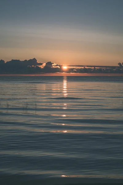 Farbenfroher Sonnenuntergang Über Dem Meer Mit Dramatischem Himmel — Stockfoto