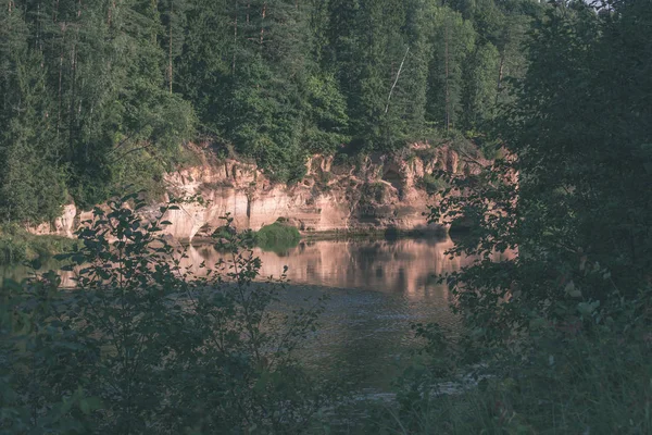 Пісковика Скелі Березі Річки Amata Зелені Ліси Латвія — стокове фото