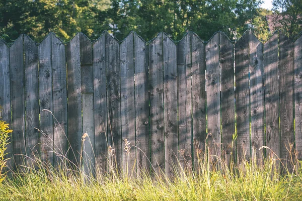 Cerca Madera Vieja Verano Con Follaje Verde — Foto de Stock