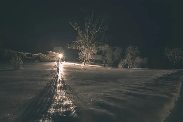 Beleuchtete Landschaft Mit Schneebedecktem Feld Der Winternacht — Stockfoto