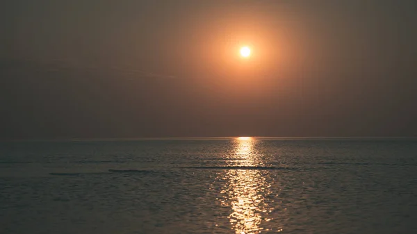 Hermoso Atardecer Sobre Superficie Tranquila Del Agua Mar — Foto de Stock