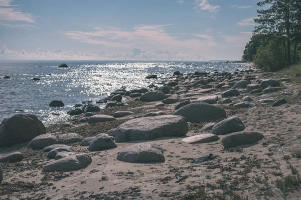 Empty Sea Beach Rocks Sunlight — Stock Photo, Image