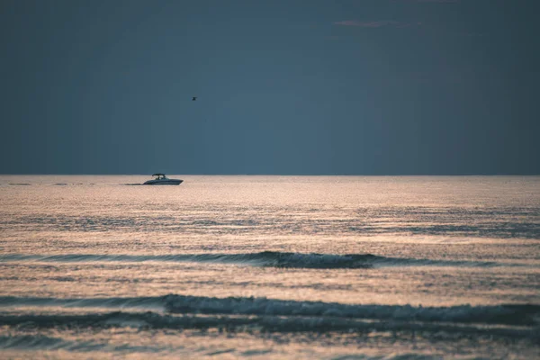 Mooie Rustige Zeegezicht Onder Heldere Hemel Bij Zonsondergang — Stockfoto