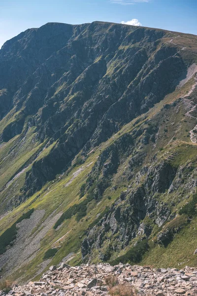 görünümü güzel kayalık Tatra Dağları yaz altında mavi gökyüzü, Slovakya