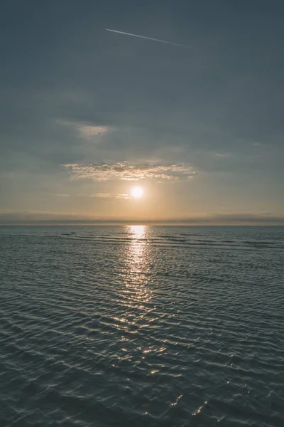 Farbenfroher Sonnenuntergang Über Dem Meer Mit Hellen Farben Und Dramatischen — Stockfoto