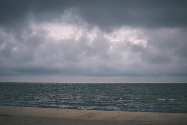 Stormiga Mörka Moln Bildas Över Havet — Stockfoto