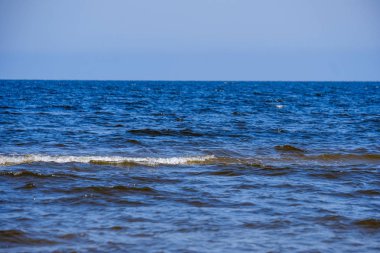 mavi sakin dalgalanma deniz su yüzeyi mavi gökyüzü altında