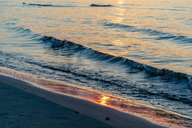 gün batımında dramatik gökyüzü ile güzel sakin deniz manzarası