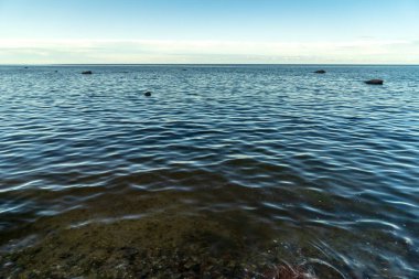 deniz suyu ile güneş ışığı sert kayalarda sakin