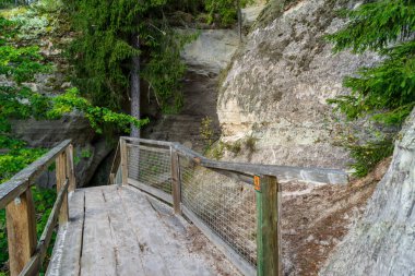kumtaşı kayalıklarla turist iz ile Gauja nehir, Letonya oteller