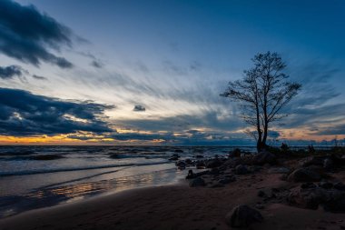 sakin deniz suyu üzerinde dramatik gökyüzü bulutlu