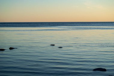 Günbatımında sakin deniz su yüzeyi
