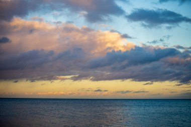 deniz su yüzeyi üzerinde gün batımında dramatik gökyüzü