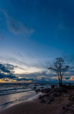 Yalı üzerinde gün batımında dramatik gökyüzü