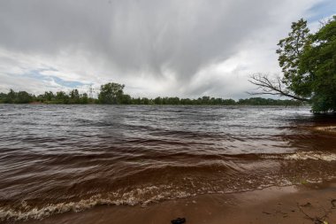 güzel göl kıyısı fırtınalı gökyüzü altında