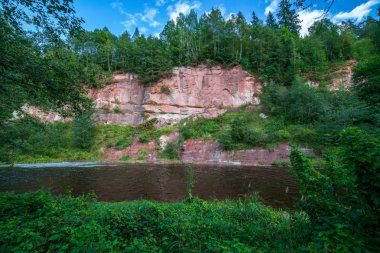 yeşil yaz, Amata nehir, Letonya ormandaki nehir ve kumtaşı kayalıklarla