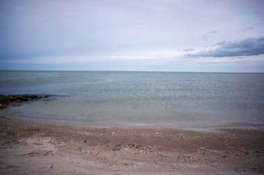 bulutlu gökyüzü altında boş deniz plaj