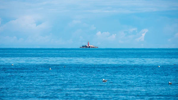 夏の穏やかな海の水の上の青い空白い雲 — ストック写真