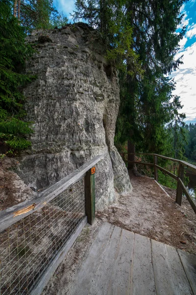 Scogliere Arenaria Con Sentiero Turistico Vicino Fiume Gauja Estate Lettonia — Foto Stock