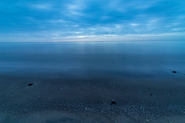 Bewölkter Abendhimmel Über Ruhigem Meerwasser — Stockfoto