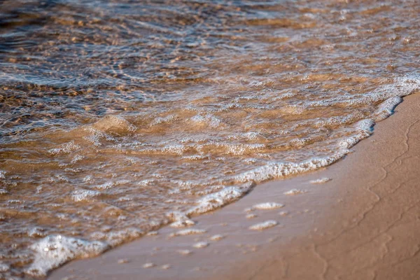 阳光明媚的海浪与沙子的背景 — 图库照片