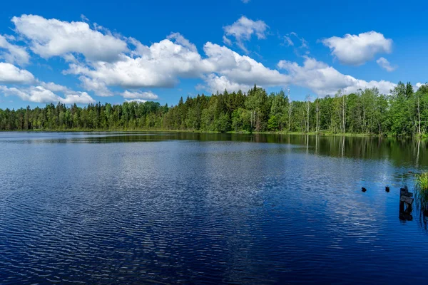 Ciel Bleu Avec Des Nuages Blancs Sur Eau Calme Lac — Photo