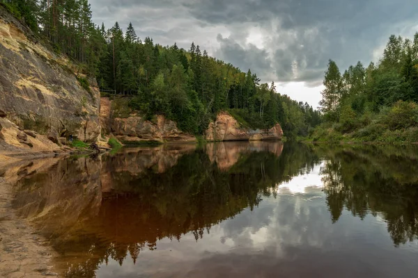 Falésias Arenito Vermelho Superfície Água Calma Rio Gauja Verão Letônia — Fotografia de Stock