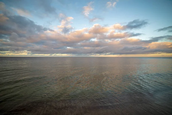 Céu Dramático Pôr Sol Sobre Superfície Água Mar — Fotografia de Stock