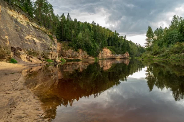 Acantilados Arenisca Roja Superficie Agua Tranquila Del Río Gauja Verano — Foto de Stock