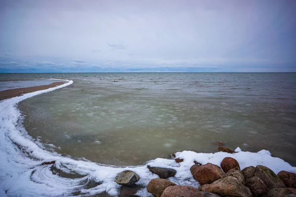 Plage Marine Vide Sous Ciel Nuageux — Photo