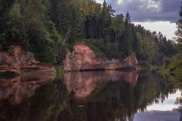 Червоного Пісковика Скелі Спокійна Вода Поверхні Річки Гауя Влітку Латвія — стокове фото