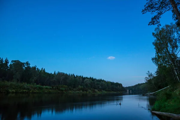 Flusslandschaft Der Gauja Lettland Mit Wäldern Und Klarem Abendhimmel — Stockfoto