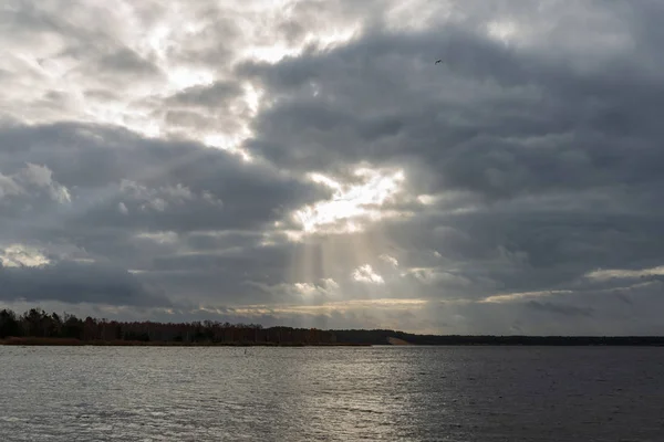 Облачно Яркое Небо Над Спокойной Морской Водой — стоковое фото