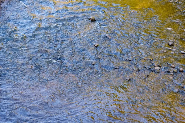 Superficie Del Agua Del Río Con Rocas Luz Del Día — Foto de Stock