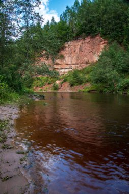 yeşil yaz, Amata nehir, Letonya ormandaki nehir ve kumtaşı kayalıklarla