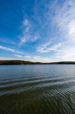 mavi gökyüzü beyaz bulutlar üzerinde sakin deniz suyu yaz aylarında
