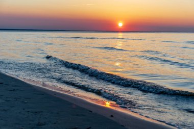 gün batımında dramatik gökyüzü ile güzel sakin deniz manzarası