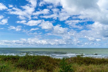 mavi gökyüzü beyaz bulutlar su yeşil bitki örtüsü ile yaz aylarında sakin vücut üzerinde