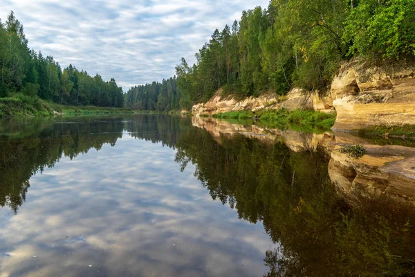 Falaises Grès Rouge Eau Calme Rivière Gauja Lettonie Été — Photo