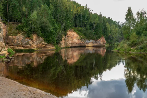 Röda Sandstensklippor Och Lugna Vattenytan Floden Gauja Sommar Lettland — Stockfoto